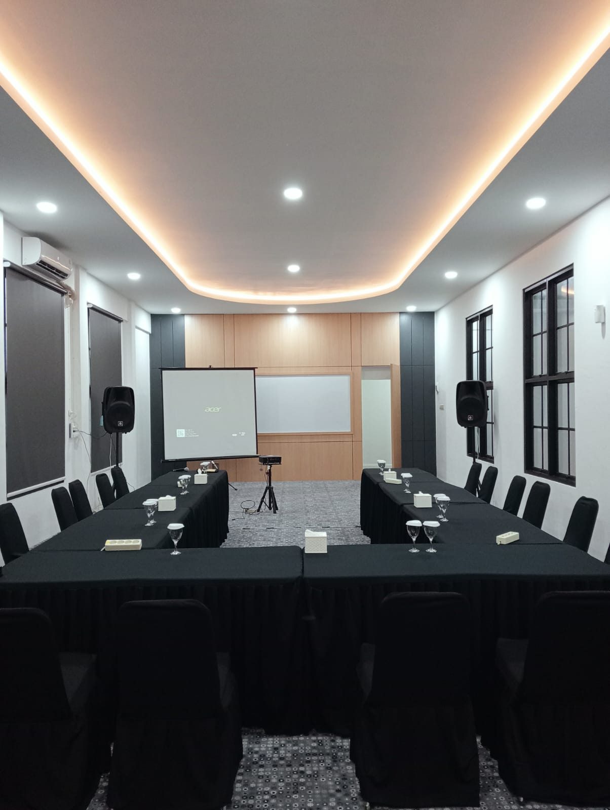 Meeting room siap acara