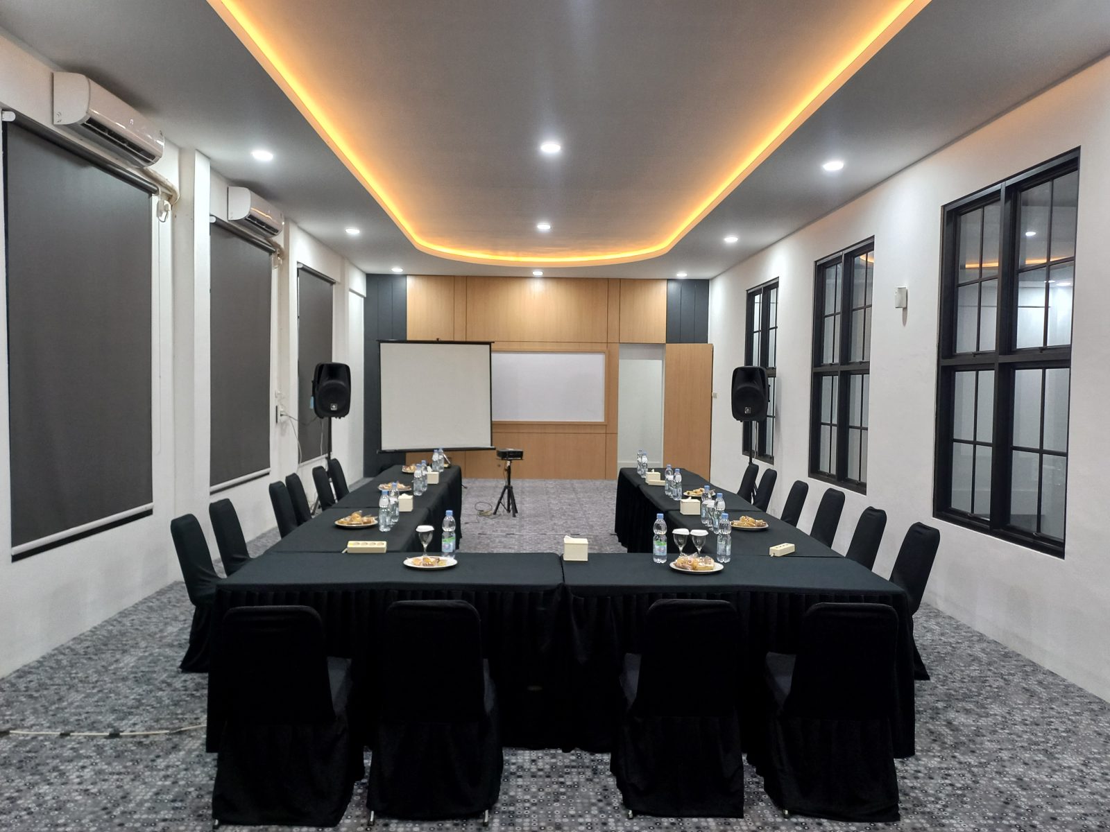 Meeting room tata letak U
