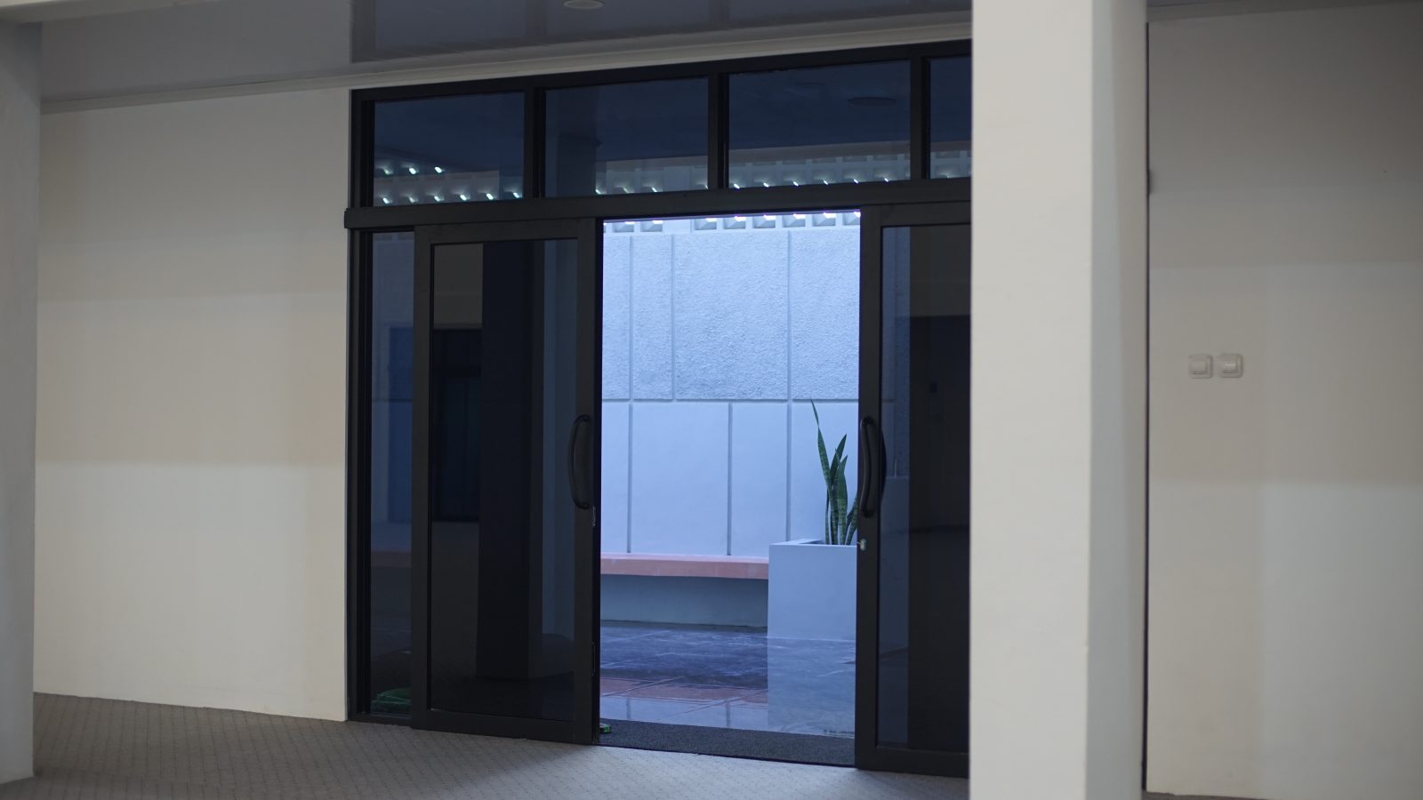 Pintu masuk lobi