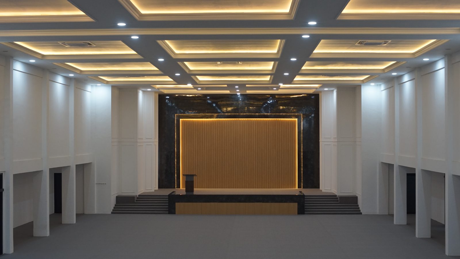 Ballroom dari sisi panggung