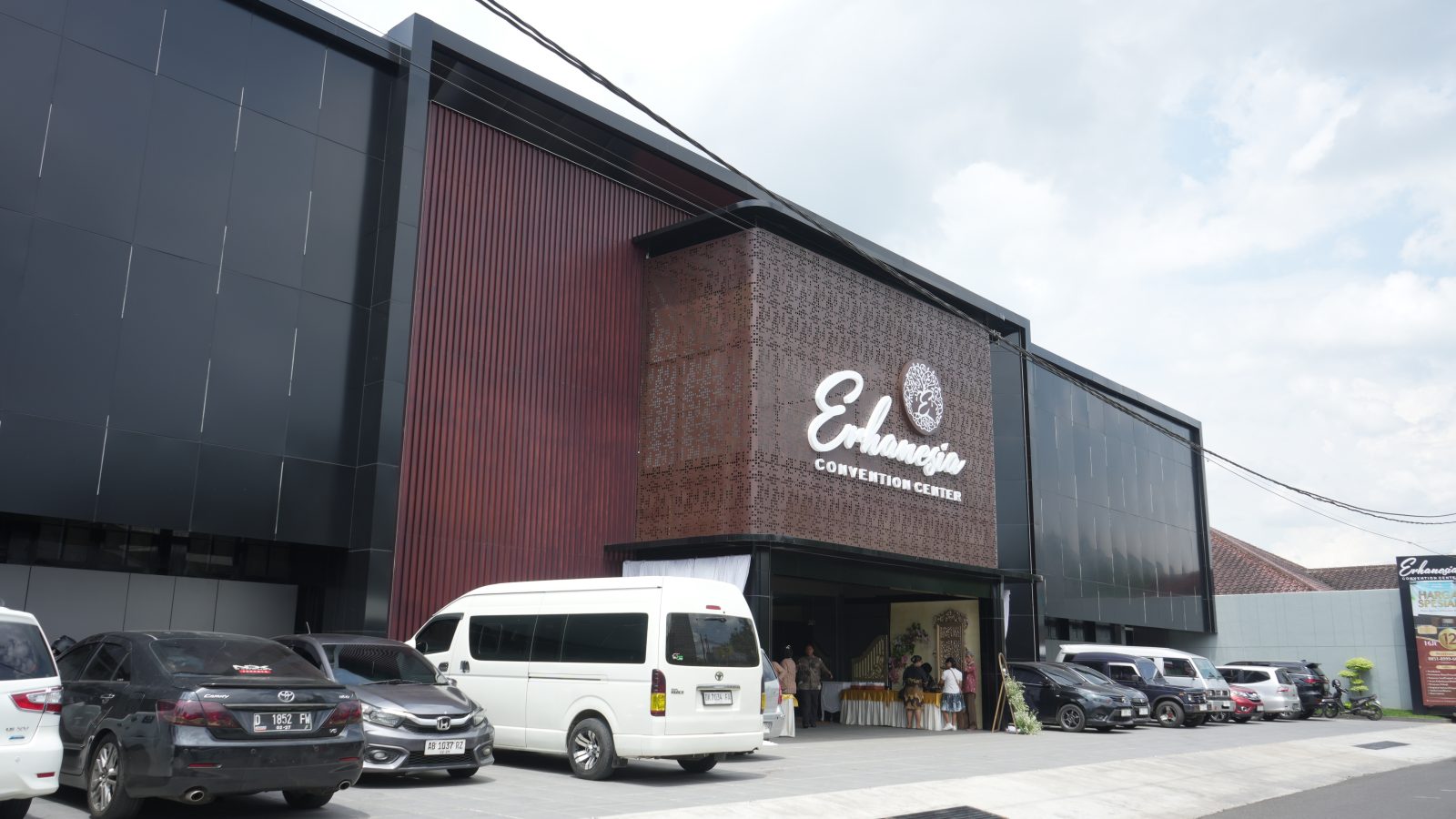 Tampak samping gedung